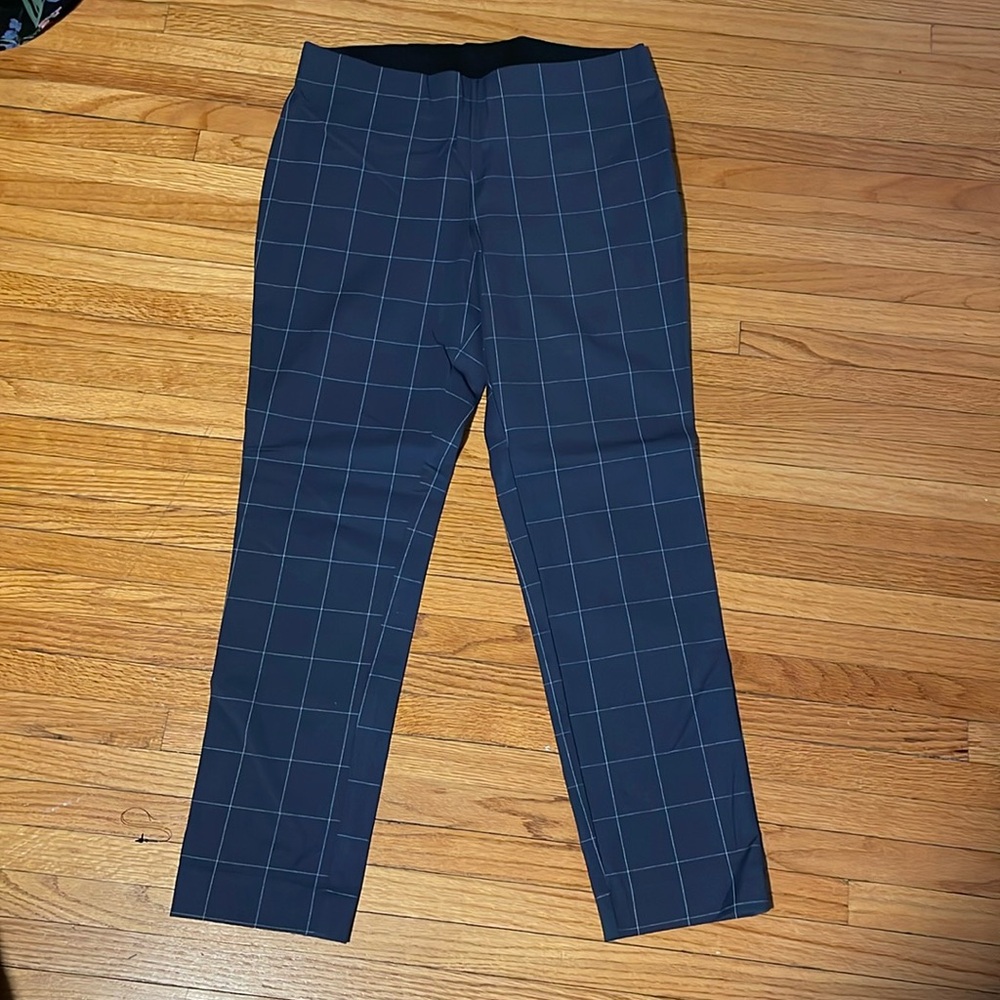 Women’s size 6 cropped pants
